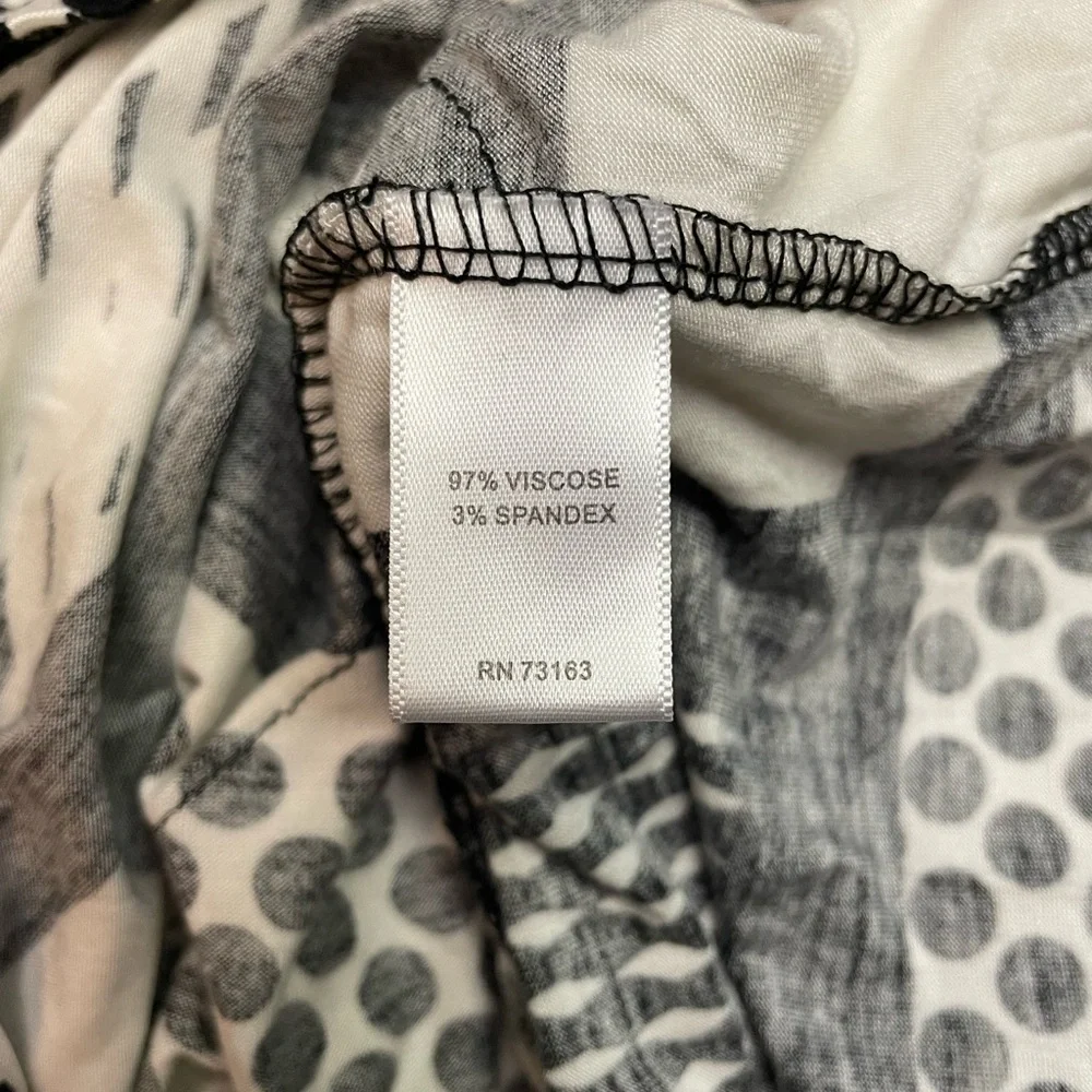 Geometric print Black and White Top NWT - Picture 10 of 11